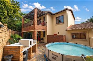 Townhouse For Sale in Willowbrook