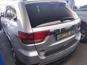 Jeep 4x4 limited , engine starts accident damaged.