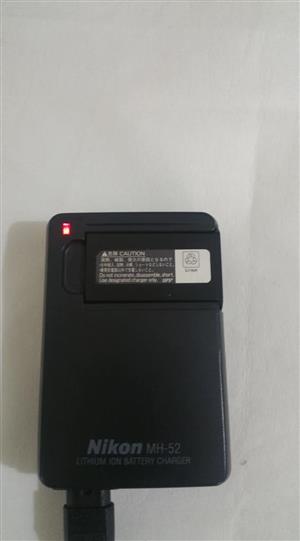 Nikon MH-52 Battery Charger with a spare battery