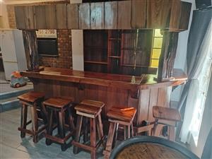 Bar met canopy met 7 stoele en kas en rak R25000
