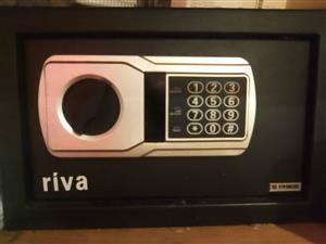 Blank 9mm chrome 6shot revolver gun and gun safe combo