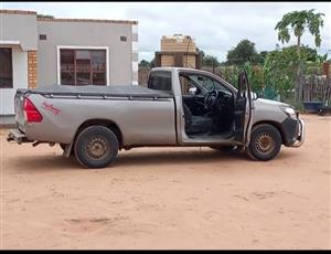 Hi am selling a toyota hilux charcoal Grey single cab still in good condition