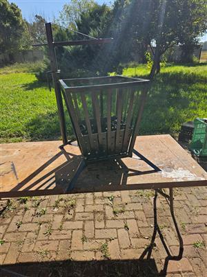 Fire pit with potjie holder