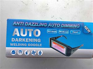 Auto darkening welding goggle