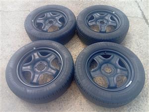 Renault Sandero nissan np200 rims and tyres 