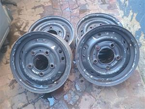 Mahindra bolero 2.5 15inche rims for sale 