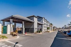 This charming 2-bedroom, 2-bathroom apartment is located on the first floor