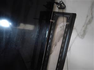 ND HAND  20 INCH SAMSUNG TV 4 SALE WITH WALL BRACKET