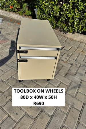 LOCKABLE METAL STORAGE TOOLBOX ON ROLLER WHEELS  TOOLS EXCLUDED