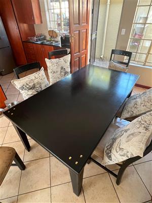 Dining table and chairs grwat condition still