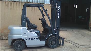 Reconditioned 2.5ton Nissan FG25 petrol forklift