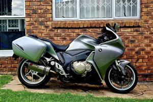 2013 HONDA VFR 1200 ABS WITH SERVICE HISTORY AND SPARE KEYS
