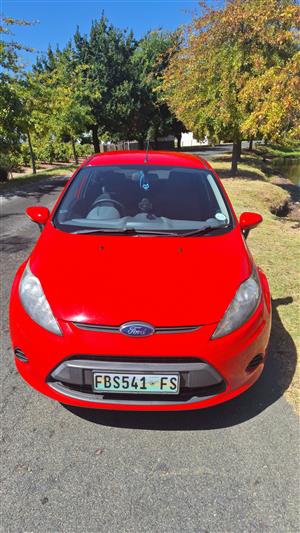Ford Fiesta 1.6 I Trend hatchback 2012 model