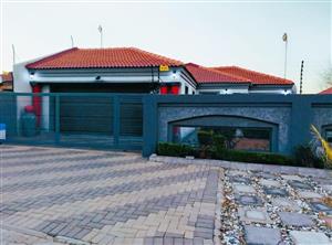 A well maintained 3 bedroom house Rethabile Gardens