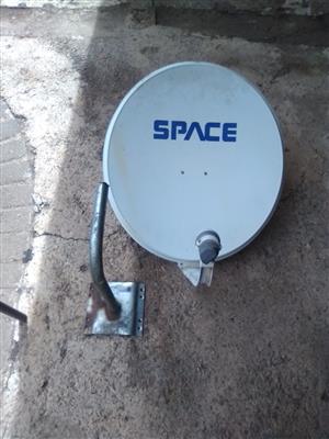 Satellite dish including wall bracket and lnb