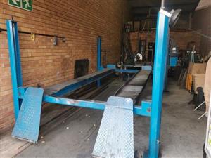 CAR LIFT - INDUSTRIAL MACHINERY