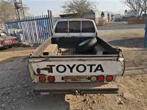 Stripping Toyota hilux yn series for spares 