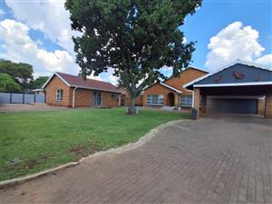 3 Bedroom House for Sale in Visagie Park Nigel R2 300 000
