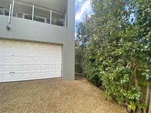 Bachelor's pad to let