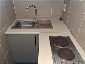 Newly Painted and neat Bachelor Flat to Rent – Quigney