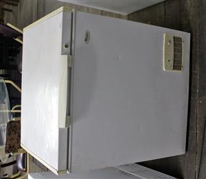 WHITE WHIRLPOOL DEEP FREEZER S065529B