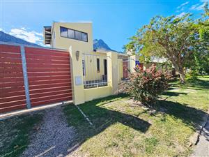 Wake up to breathtaking sea views in this beautifully positioned home in the sought-after Palmiet