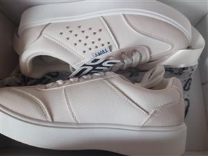 Brand new female Tommy takkies 