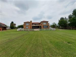 Riverside Paradise: Luxury Estate for sale