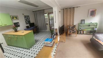 Large One-Bedroom Cottage in Roosevelt Park