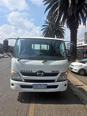 HINO 300 814