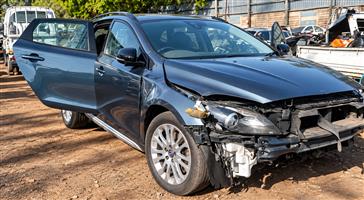 VOLVO V40 CROSS COUNTRY — NOW STRIPPING 