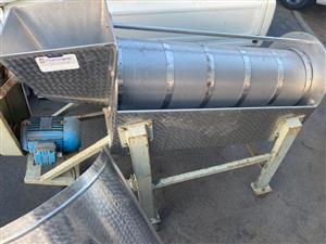 Juice Extractor Separates Juice