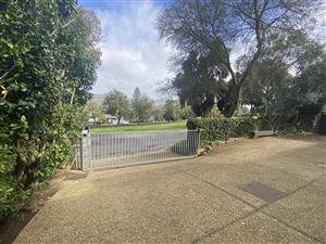 Furnished Garden Flat to let In Kenridge