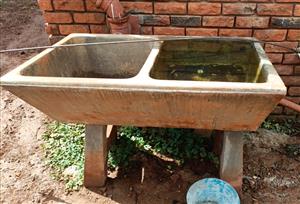Double concrete wash basin / trough