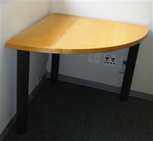 CORNER TABLE WITH ROUNDED FRONT