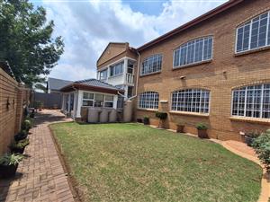 Townhouse For Sale in New Redruth