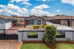 House For Sale In Protea Glen Ext24
