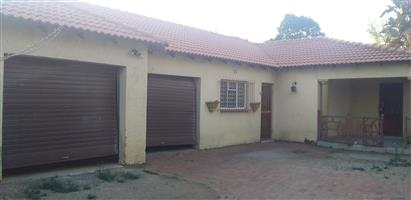 3 bed house for rental in Silverton.  2 bathroom, 2 garages 3 living areas. 