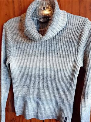 RIBBED TURTLENECK SWEATER