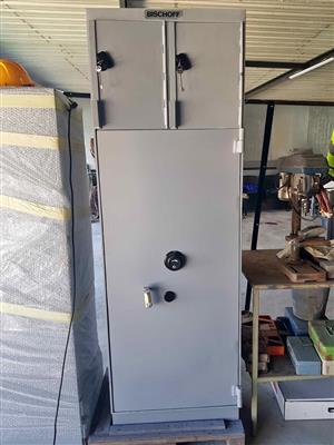 28 Rifle safe + 8 compartments.
