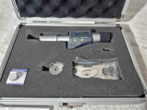 Digital three-point internal micrometer set