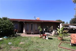 Spacious 3-bedroom fixer-upper located in a sought-after business/commercial area in Bardene,