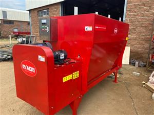  FEEDMIXERS 2,5 CUBIC MOBILE 3 CUBIC STATIONARY.