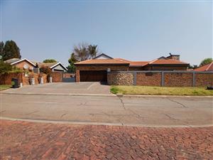 House For Sale in Clubview East