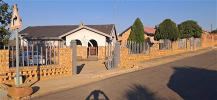 House For Sale in Soshanguve DD