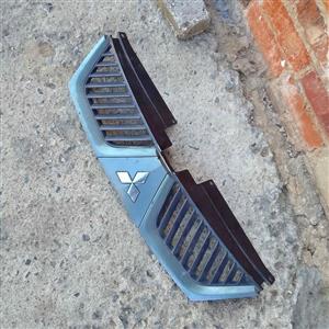 2010 Mitshubishi Outlander Front Grille