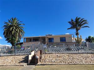 Beautiful Family Home with Stunning Town Views – Heuwelkruin, Despatch