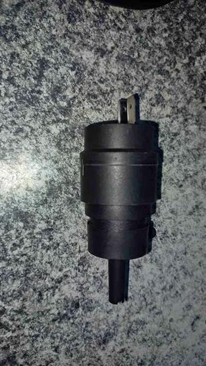 CHEV UTILITY WIND SCREEN WASHER BOTTLE  MOTOR. BRAND NEW. FOR VARIOUS OTHER CARS TOO.
