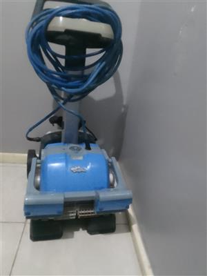 Dolphin M500 robotic for swimming pool,used and very good condition 