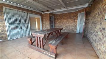 Townhouse For Sale in Kempton Park Ext 4